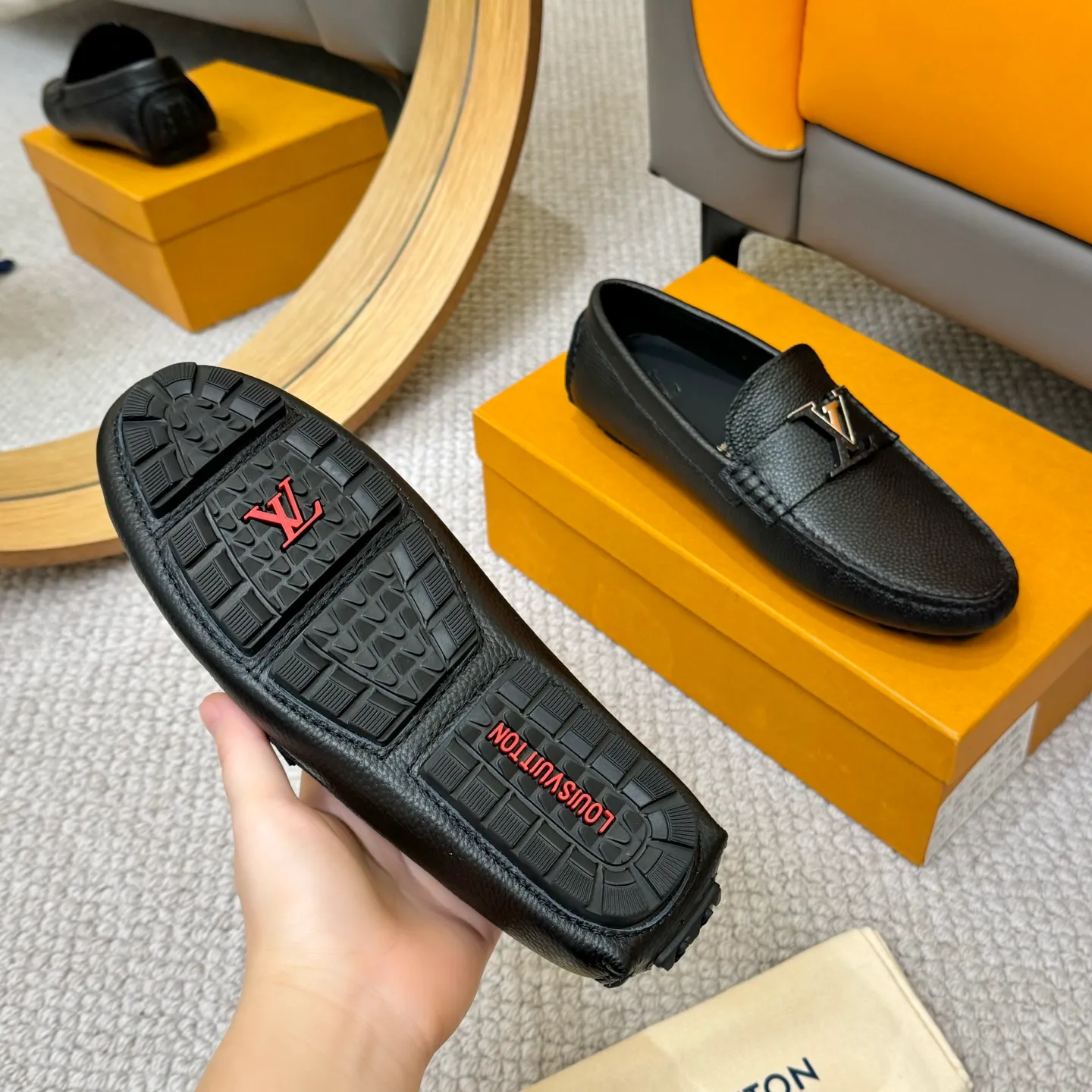 Men's men's shoes 💰420 (Yangli) LV 2⃣️0⃣️2⃣️5️⃣Spring and summer counter GLORIA series models ✈️Original factory special leather production, original last type. A classic driving slip-on casual shoe that shows an elegant style with exquisite craftsmanship details such as Monogram embossing all over the upper🌀Italian imported calfskin fabric Sheepskin foot pads➕Inside～Private mold replica sole Unique style Comfortable driving slip-on Size: 4-12 (38-46) Comes with [Counter packaging: original box, wrapping paper, card, instruction manual, shoehorn, cloth bag] No pressure to enter and leave the counter!